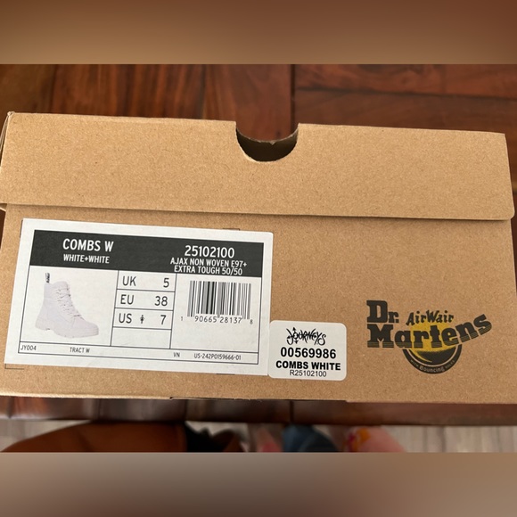 Dr. Martens Air Wair white boots size 7 - Worn once. In Excellent condition! - Picture 9 of 9